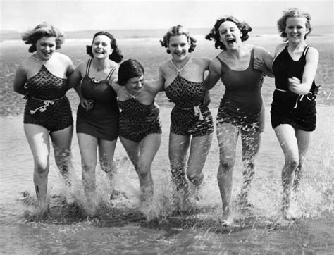 foto donne in costume da bagno|Foto vintage di donne al mare in costume da bagno tra bikini e。